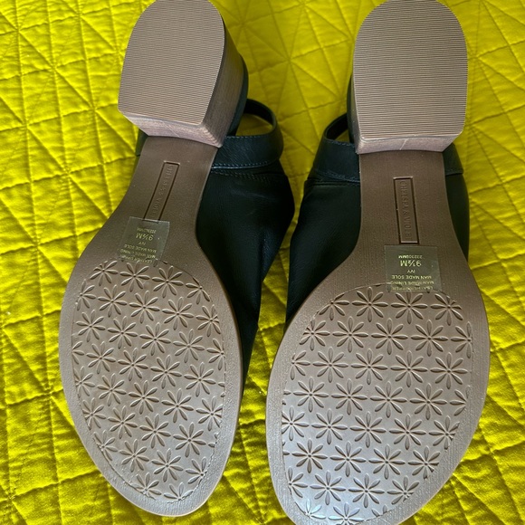 NWT Chelsea & Violet Ivy Slingback Leather Sandals - Black, size 9.5M - Picture 3 of 6